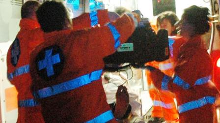 Ambulanza soccorre feriti a Napoli,sconosciuto armato la insegue dopo una rissa