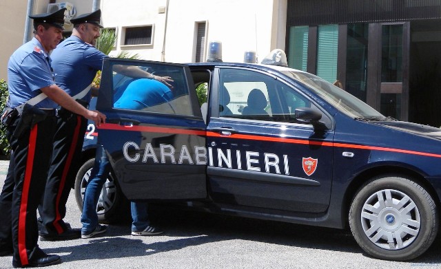 COME IN UN FILM – Rocambolesco inseguimento a folle velocità per le strade del centro, i carabinieri di Cercola arrestano tre persone a bordo di un’auto rubata