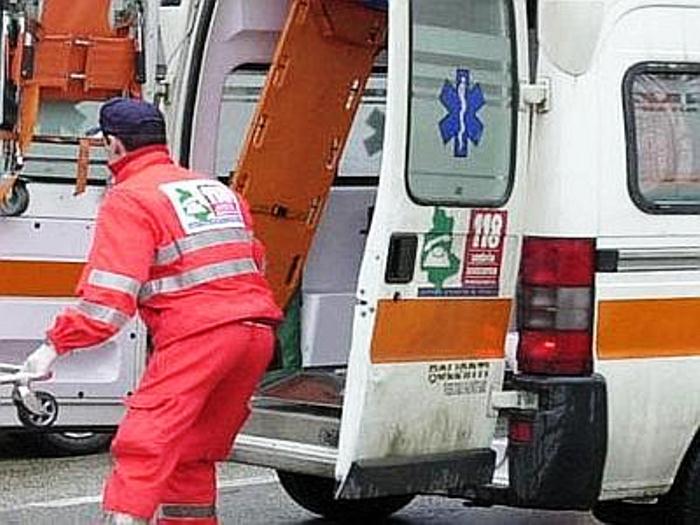 Aggressione choc ad ambulanza in servizio, autista ferito ma da eroe ha continuato il servizio