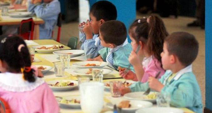Mensa scolastica: il sindaco Zinno a tavola con i bambini per testare lo scodellamento