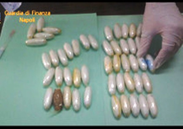 Viaggio da Amsterdam a Napoli con 48 ovuli di coca nell’intestino