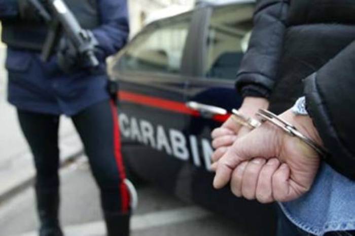 Rapina in gioielleria a Ponticelli, la vittima e il bandito si danno mano: arrestati i due responsabili