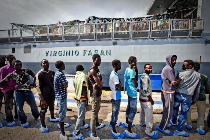 Centinaia di immigrati arrivati a Napoli: sbarcate anche tre donne incinte