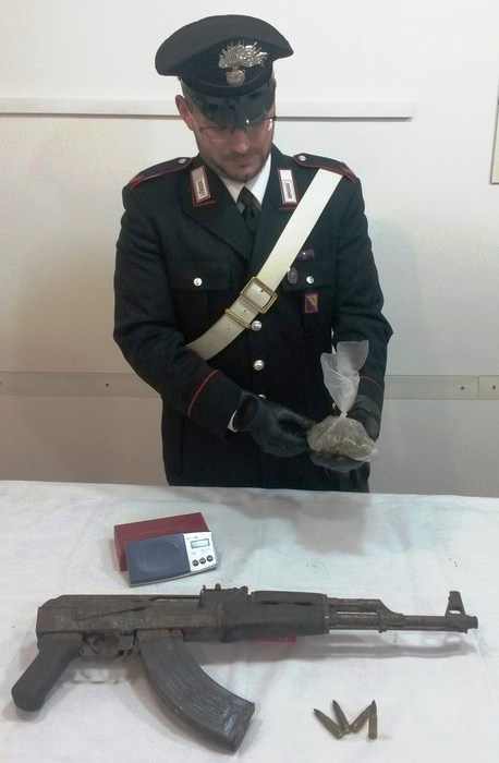 Kalashnikov e droga in fondo abbandonato a Ercolano. Si teme un’altra faida