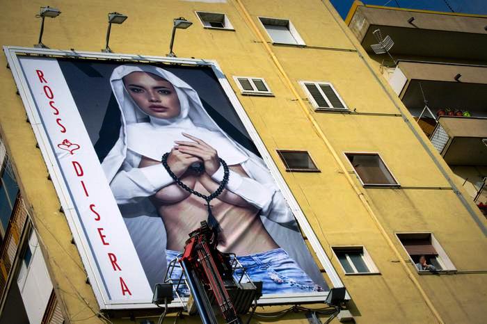 “Suora sexy” sul cartellone a Via Marina, polemiche in attesa della visita di Papa Francesco