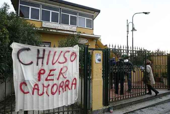 La lunga odissea di chi ha denunciato il racket: ancora chiuso il ristorante Ciro a Mare. Il sindaco Marrone: “Entro Natale, la questione in consiglio comunale”.