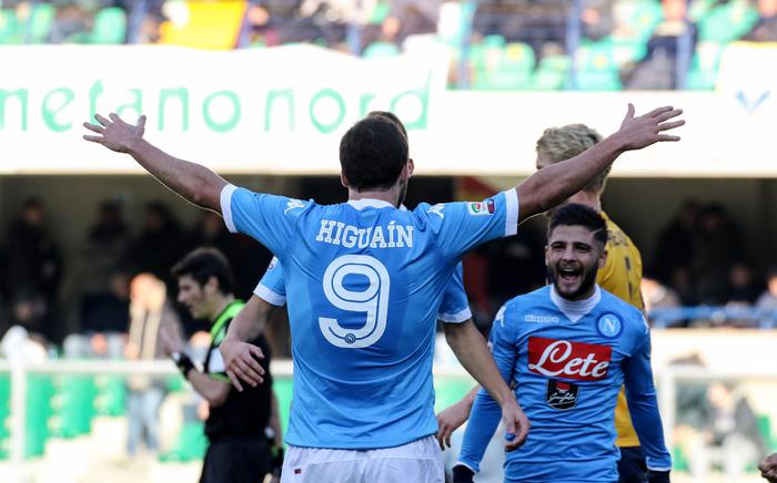 Verona-Napoli 0-2, azzurri esultano. In testa alla classifica aspettando Fiorentina e Inter