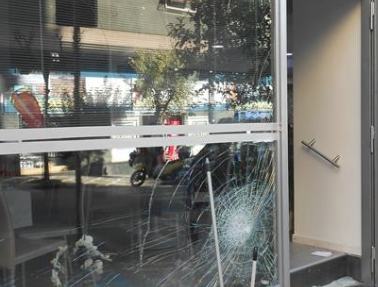 Danneggiata vetrina di un Bar a Portici: indagano i carabinieri