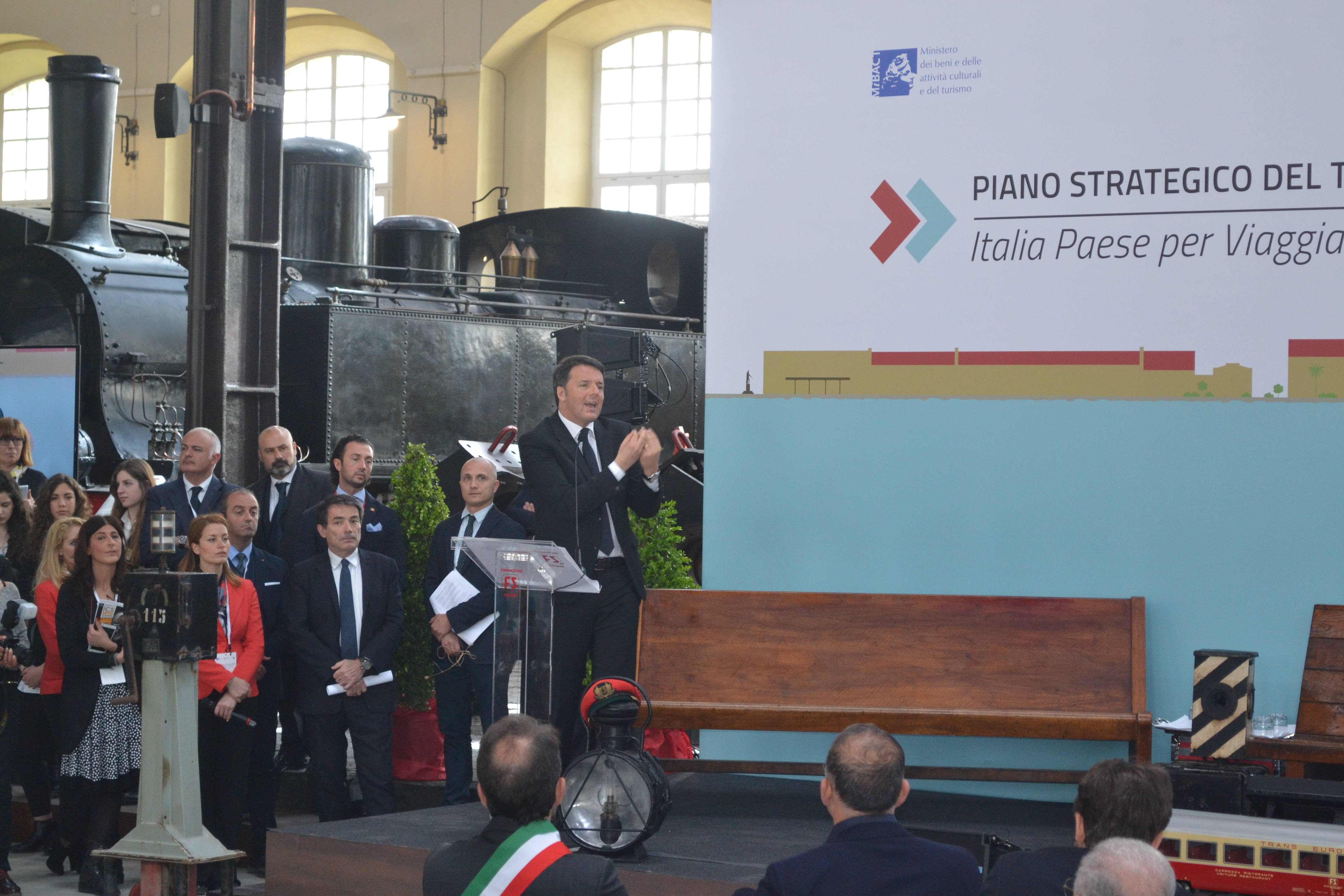 (Foto e Video) Renzi fa tappa a Portici. Cecchini sui tetti del Museo di Pietrarsa mentre i politici “sfilano” all’esterno del sito