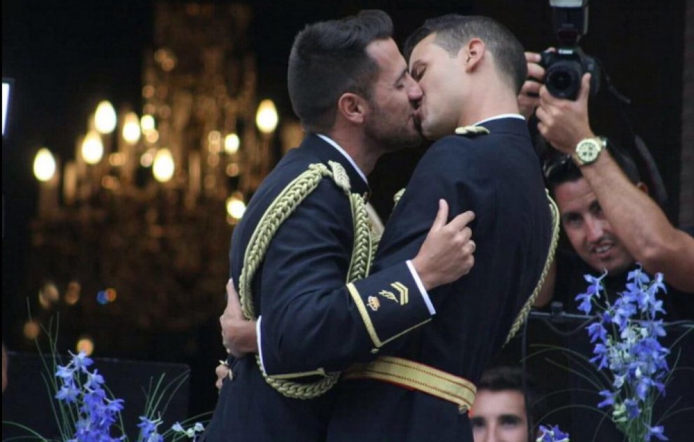 Stamattina il primo matrimonio gay “in divisa”: gli sposi due napoletani