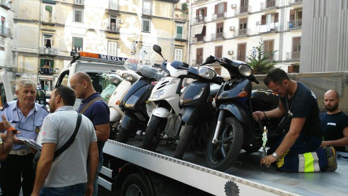 A Napoli caccia agli scooter dei clan, controlli in città, Comune “recupera” deposito stoccaggio