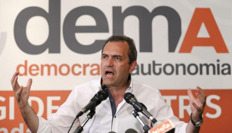 ALLA PRESENTAZIONE DI DEMACRAZIONE – Luigi de magistris promette: “Nel 2023 mi candido a premier”