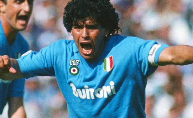 Maradona il 4 luglio a Napoli, il sindaco de Magistris: “in città per ricevere la cittadinanza onoraria”