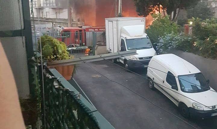 Due auto in fiamme nella centralissima via Zumbini a Portici