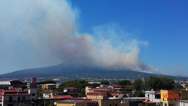 Vasto incendio sul Vesuvio: fiamme visibili da tutto il Golfo di Napoli