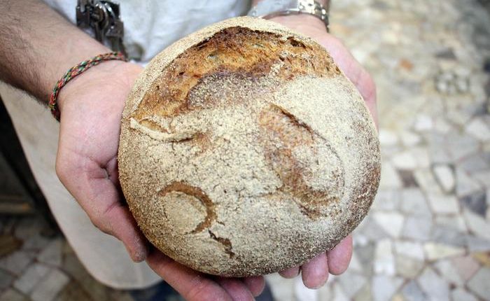 Ercolano, pane per i più bisognosi: un fornaio ogni notte regala l’invenduto