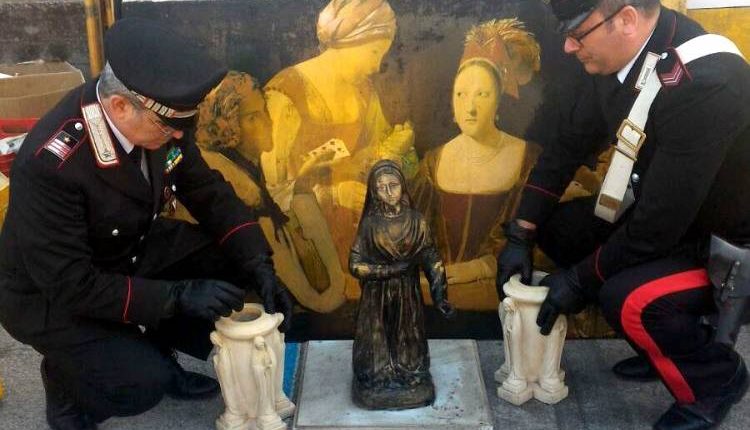 Le opere d’arte trafugate in chiesa rivendute sulle bancarelle: intervengono i carabinieri
