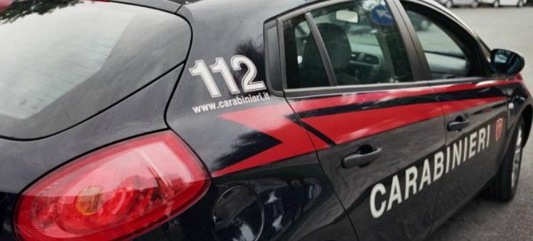 Esplosi cinque colpi di arma da fuoco contro un’auto a Ponticelli, il proprietario era a casa della fidanzata, una 32enne pregiudicata. Indagano i carabinieri