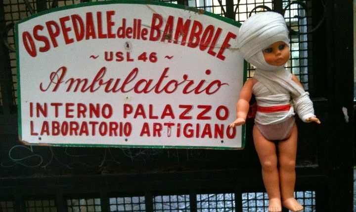 L’Ospedale delle bambole da bottega a museo: nelle scuderie di Palazzo Marigliano tra “medici”, “pazienti” e sapienti restauri 