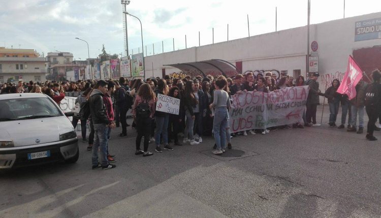 Pomigliano: “Mai più scuola caduta”. Studenti delle superiori in piazza contro il degrado degli edifici scolastici