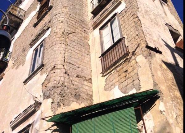 Portici – Crolla un palazzo disabitato. Paura a Via Lorenzo Rocco