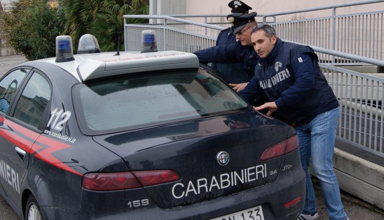 A Portici, scopre che la ex esce con un amico, la picchia in strada: arrestato dai Carabinieri