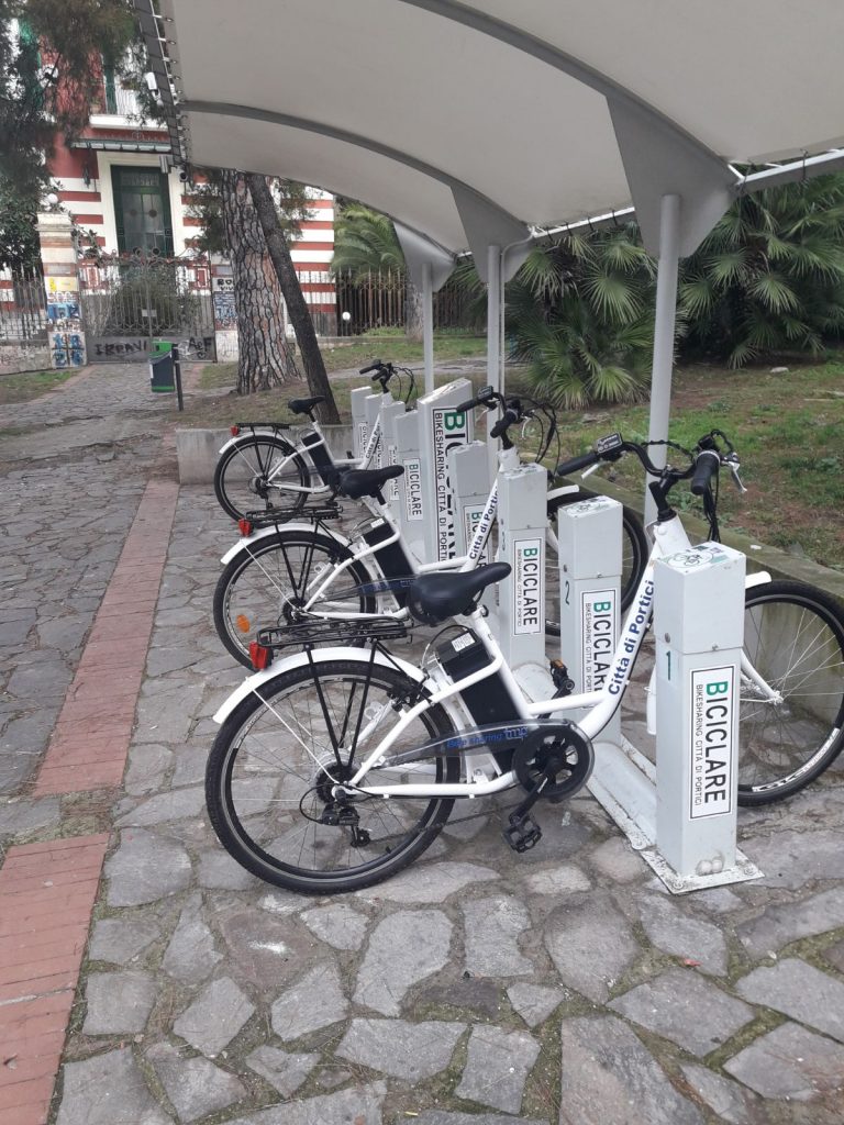 IL “MISTERO DEL BIKE SHARING A PORTICI – L'opposizione tuona, l'assessore  Capozzo risponde: “Le bici ci sono ma non in strada per evitare atti  vandalici. Con la ditta appronteremo miglioramenti all'appalto” –