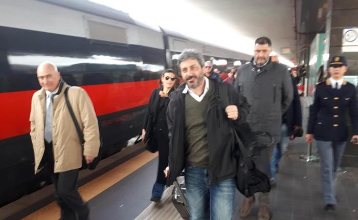 Roberto Fico, arriva a Napoli in treno: “Sono emozionatissimo, l’Italia intera si aspetta tanto”