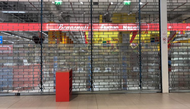 Caso Auchan di via Argine – La desolazione della galleria commerciale (foto esclusive)