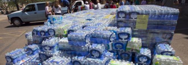 Cinquemila bottiglie d’acqua lasciate al sole: maxi sequestro nel supermarket