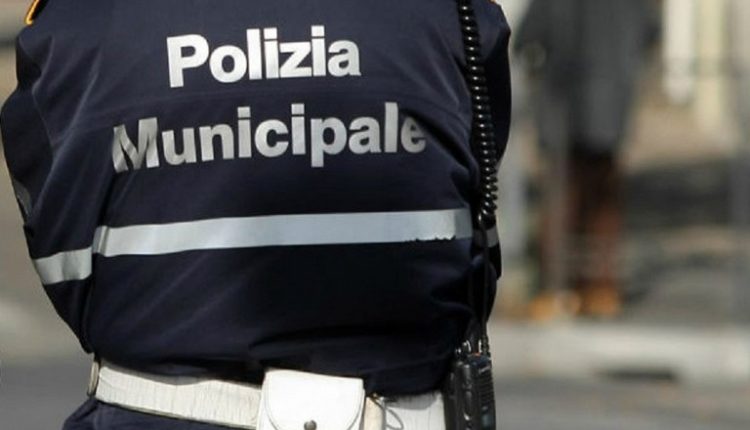L’intervento in via San Giovanni a Ottaviano: colto da infarto viene salvato dalla polizia municipale