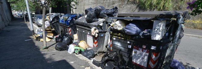 Emergenza rifiuti sotto il Vesuvi: per protesta cassonetti in strada a Ercolano e Boscoreale