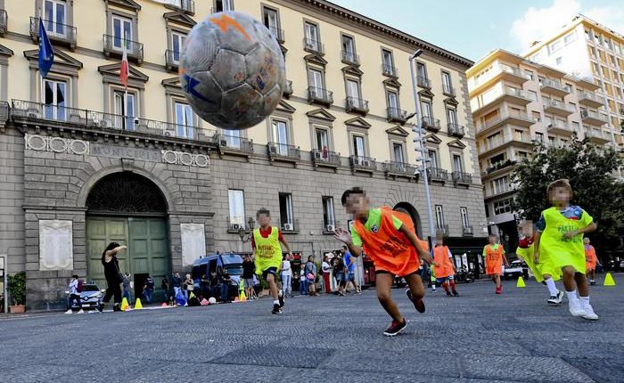 Partita di calcio davanti Comune Napoli: la protesta della squadra popolare senza campi