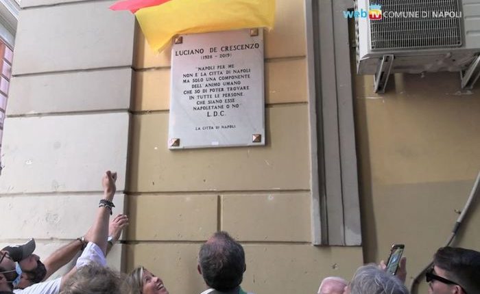 A Napoli una targa ricorda Luciano De Crescenzo a violetto Belledonne a Chiaia