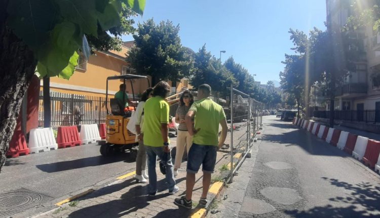 A San Giorgio a Cremano: rimozione dell’isola centrale in cemento in via Cappiello,  il sindaco Zinno: “Migliore viabilità e  più posti auto”