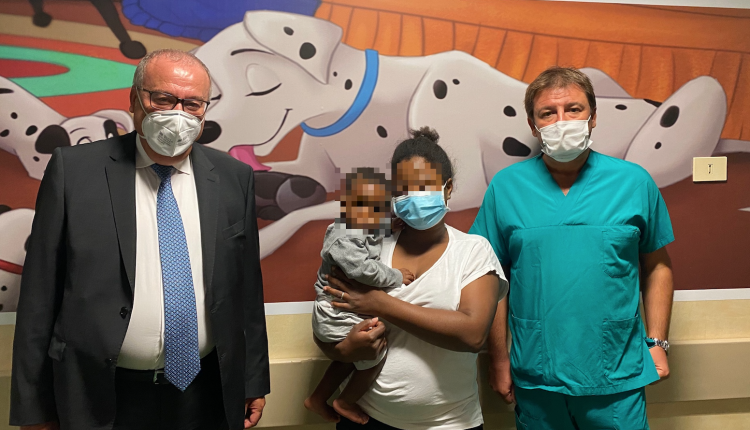 Dalla Tunisia a Lampedusa con un barcone per assicurare al figlio cure e assistenza, bimbo di 8 mesi operato al Monaldi per malformazione cardiaca