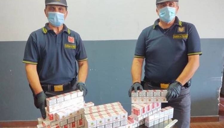 Napoli, arrestato contrabbandiere con reddito di cittadinanza, trasportava 190 chili di sigarette