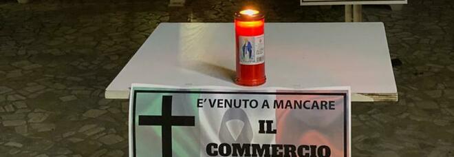 Lumini e manifesti a lutto: la protesta di un pasticciere di Somma Vesuviana