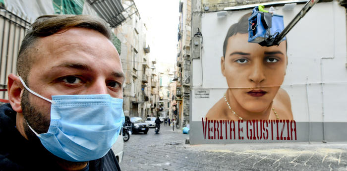Murale per Ugo Russo il rapinatore ucciso da un carabiniere, polemiche a Napoli. Il papà: “Sia da monito, non è un atto di forza”