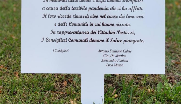 A Portici Antonio Emiliano Calise, Ciro De Martino, Alessandro Fimiani e Luca Manzo donano un salice piangente alle vittime cittadine da Covid-19