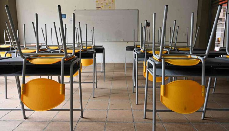 Il Tar respinge il ricorso: le scuole della Campania restano chiuse