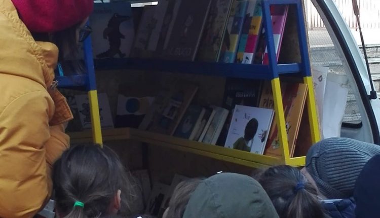 LA RIVOLUZIONE DELLA LIBRAIA – In piena crisi, Maria Carmela Polisi (Mio nonno è Michelangelo) organizza gruppi di lettura per bambini al Mann