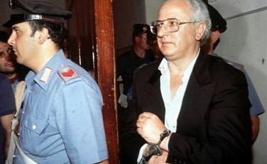 Sulla morte del boss Raffaele Cutolo, la denuncia: “Sul web migliaia di omaggi al boss: è indegno”
