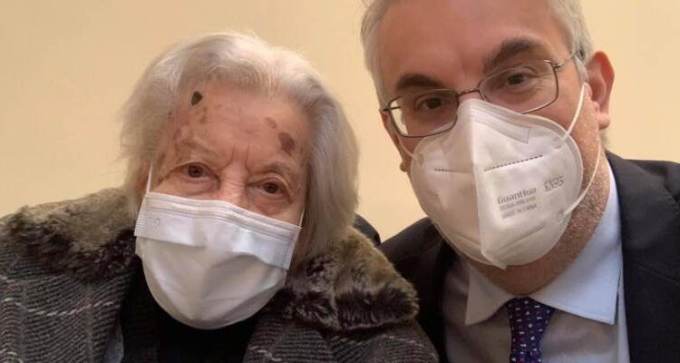 A San Giorgio a Cremano, la nonna del sindaco Zinno vaccinata a 105 anni: “Giovani non perdete la speranza”