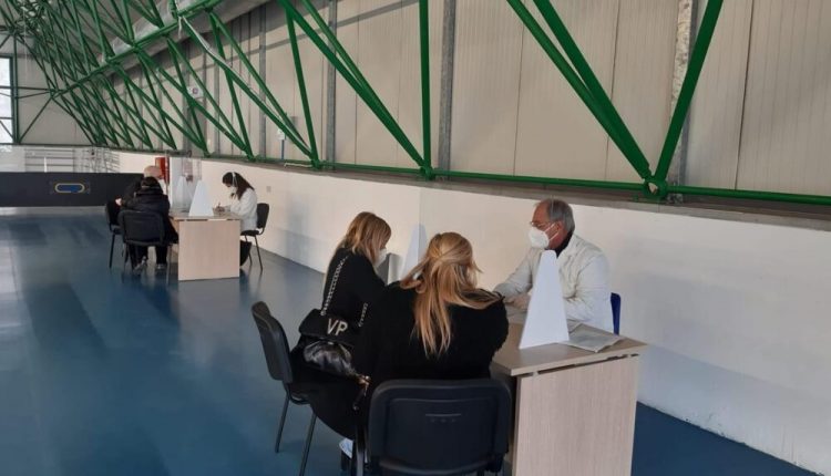 Vaccini a Portici, l’Asl risponde alle accuse del Movimento 5 Stelle: “L’Hub vaccinale il più funzionale del distretto”