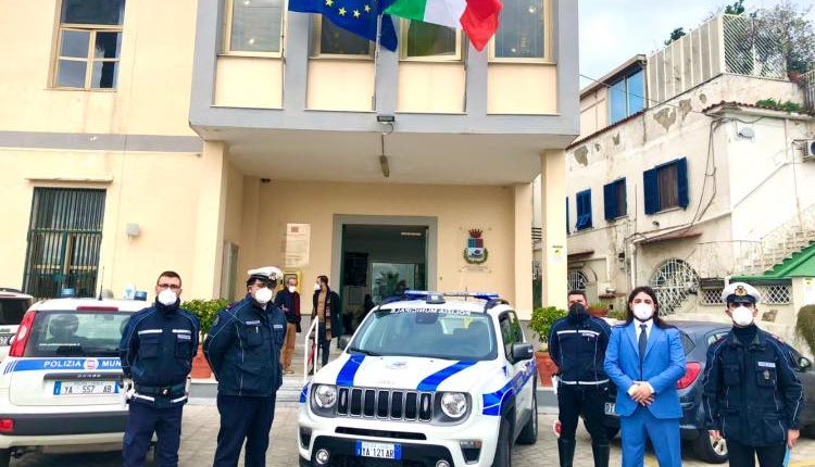 LA DELINQUENZA NON FERMA LA LEGALITA’ – Il Comune di Napoli e quello di Bacoli donano due automobili al comando di polizia municipale di Pomigliano d’Arco