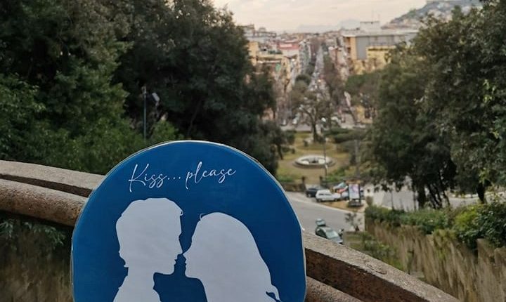 Per favore baciatevi, “Kiss Please”: sulle scale della principessa Jolanda a Capodimonte, il segnale che “obbliga” a baciarsi