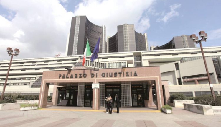 Distruggevano atti, due arresti domiciliari in Corte di Appello a Napoli