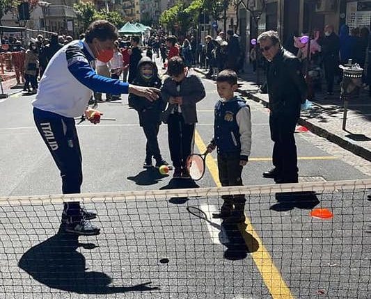 Portici, Città di tutti… e per tutti: il sindaco Cuomo gioca a tennis in strada coi bambini