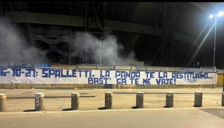 “Spalletti, la panda te la restituiamo… basta’ ca te ne vaje”: striscione choc allo stadio Maradona contro l’allenatore del Napoli
